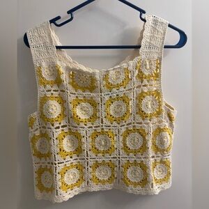 Knit top yellow and white flowers NWT large